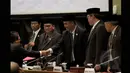 Pimpinan DPRD DKI bersalaman dengan anggota DPRD disela sidang paripurna di Gedung DPRD DKI Jakarta, Kamis (26/2). Sidang tersebut untuk melakukan penyelidikan atas dugaan pelangggaran yang dilakukan Gubernur Basuki T Purnama. (Liputan6.com/Faizal Fanani)