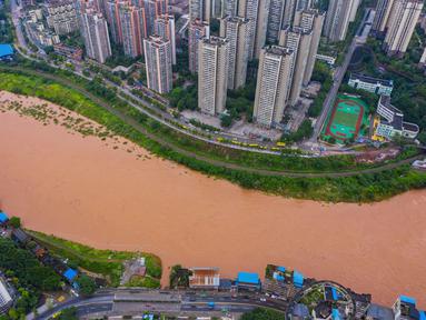Kondisi banjir di Distrik Qijiang, Kota Chongqing, China barat daya (1/7/2020). Di Distrik Qijiang, Kota Chongqing, guyuran hujan telah menyebabkan peningkatan debit air ke sungai-sungai di daerah pusat kota, dan beberapa pagar pengaman di sepanjang sungai rusak oleh derasnya arus air. (Xinhua/Chen