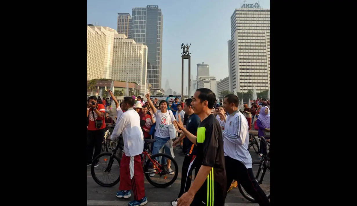 Sambil tetap melakukan aktivitas olahraga jalan paginya, Presiden Jokowi dengan ramah merespon sapaan warga, Jakarta, Minggu (2/11/2014). (Rumgapres/Agus Suparto)  