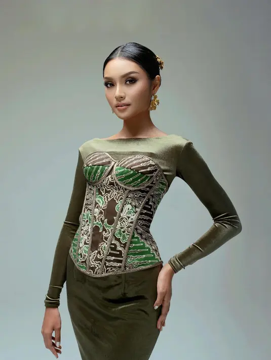 Perpaduan velvet mini dress dan korset berwarna hijau army nampak cocok di kulit tan Farhana [@farhanariswari]