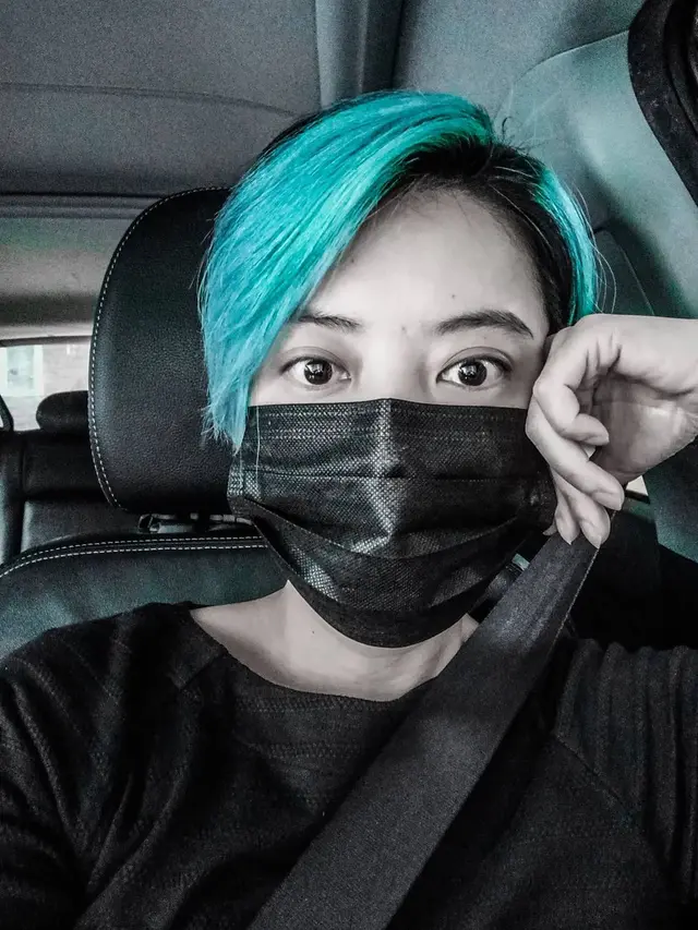 6 Potret Terbaru Leony  dengan Rambut Biru, Curi Perhatian