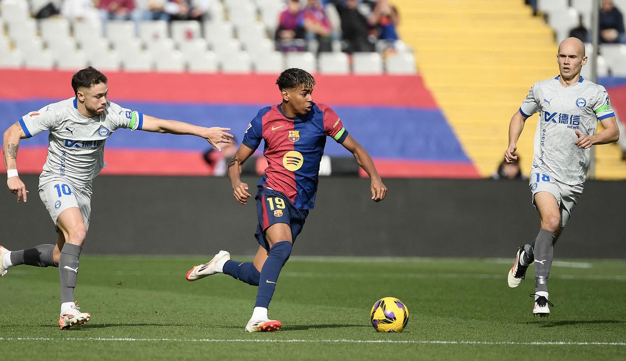 Pemain Barcelona, Lamine Yamal menggiring bola melewati penjagaan dari sejumlah pemain Deportivo Alaves dalam laga lanjutan Liga Spanyol 2024/2025 di Estadi Olimpic Lluis Companys, Barcelona, Spanyol, Minggu (02/02/2025) waktu setempat. (AFP/Josep Lago)