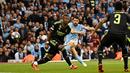 Pemain Manchester City, Bernardo Silva, mencetak gol ke gawang Real Madrid pada laga semifinal leg kedua di Stadion Etihad, Kamis (18/5/2023). Man City menang dengan skor 4-0. (AFP/Paul Ellis)