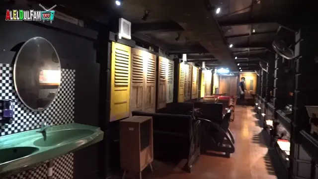 7 Potret Kafe El Rumi, Bergaya Vintage Penuh Hiasan Dari Kayu Jati