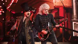 Vokalis Adam Lambert (kiri) dan gitaris Brian May tampil di atas panggung saat konser tur Eropa Queen dan Adam Lambert di Bologna, Italia, 11 Juli 2022. Sebelumnya, Queen dan Adam Lambert telah memukau Inggris pada bulan Mei dan Juni dengan serangkaian pertunjukan arena besar-besaran. (Michele Nucci/LaPresse via AP)