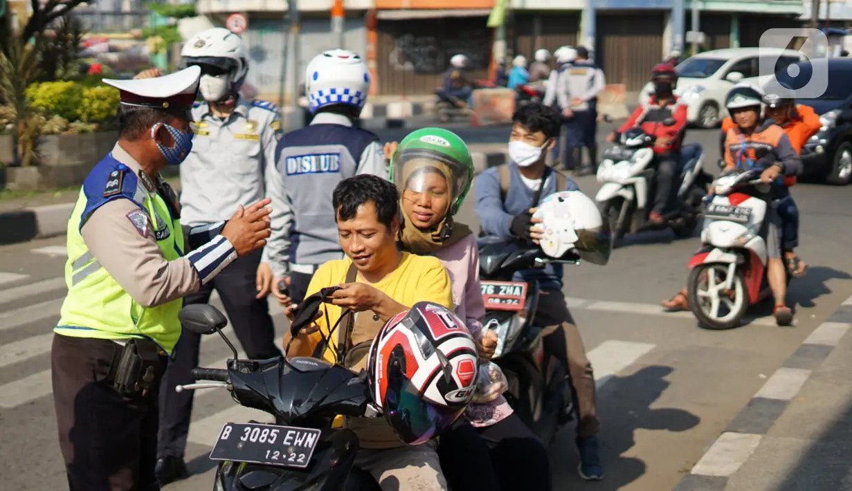 Polisi melakukan sosialisasi penggunaan masker kepada pengendara sepeda motor di kawasan Depok, Jawa Barat, Senin (20/7/2020). Pemkot Depok melalui Gugus Tugas Percepatan Penanganan COVID-19 turun ke jalan tiga hari ke depan untuk menggencarkan Gerakan Bermasker. (Liputan6.com/Immanuel Antonius)