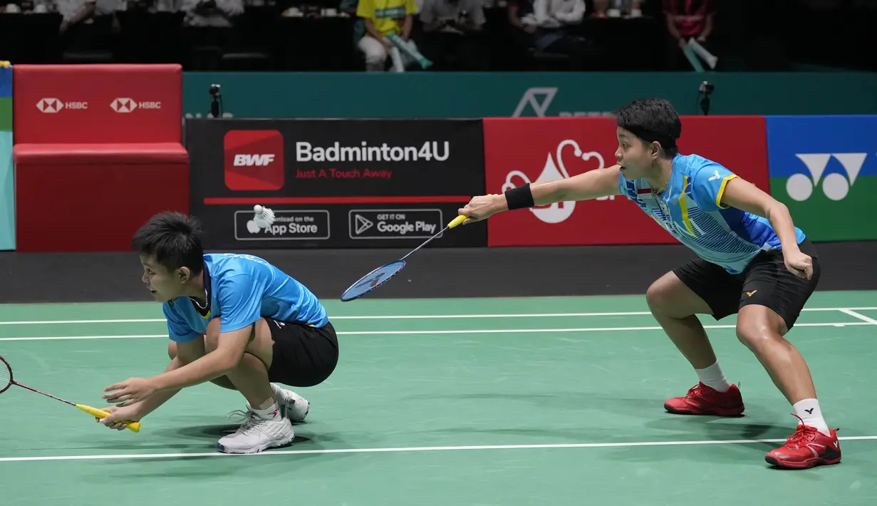 Ganda putri Indonesia Apriyani Rahayu/Siti Fadia Silva saat bertanding melawan Zhang Shu Xian/Zheng Yu dari China pada pertandingan final turnamen bulu tangkis Malaysia Open di Bukit Jalil Axiata Arena, Kuala Lumpur, Malaysia (3/7/2022). Apri/Fadia menang dengan skor 21-18, 12-21, dan 21-19. (AP Photo/Vincent Thian)