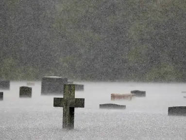 Pemakaman terendam banjir setelah badai Florence menerjang Marion, Carolina Selatan, AS, Minggu (16/9). Badai Florence tersebut menerjang kawasan Carolina Selatan dan Utara. (AP Photo/Gerald Herbert)