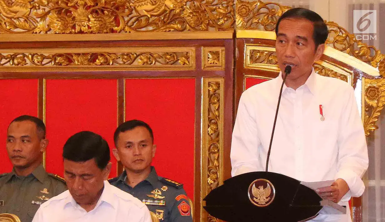 Presiden Jokowi saat memimpin rapat sidang kabinet paripurna membahas RAPBN Tahun 2018 di Istana Negara, Senin (24/7). Rapat yang dihadiri Wapres Jusuf Kalla beserta seluruh jajaran menteri Kabinet Kerja membahas RAPBN 2018. (Liputan6.com/Angga Yuniar)