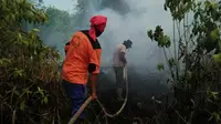 Petugas Manggala Agni dan polisi berjibaku memadamkan kebakaran hutan dan lahan di Riau. (Liputan6.com/M Syukur)