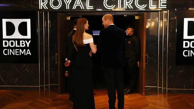Di Samping Pangeran William, Kate Middleton Pegang Tangan Tom Cruise Saat Naik Tangga