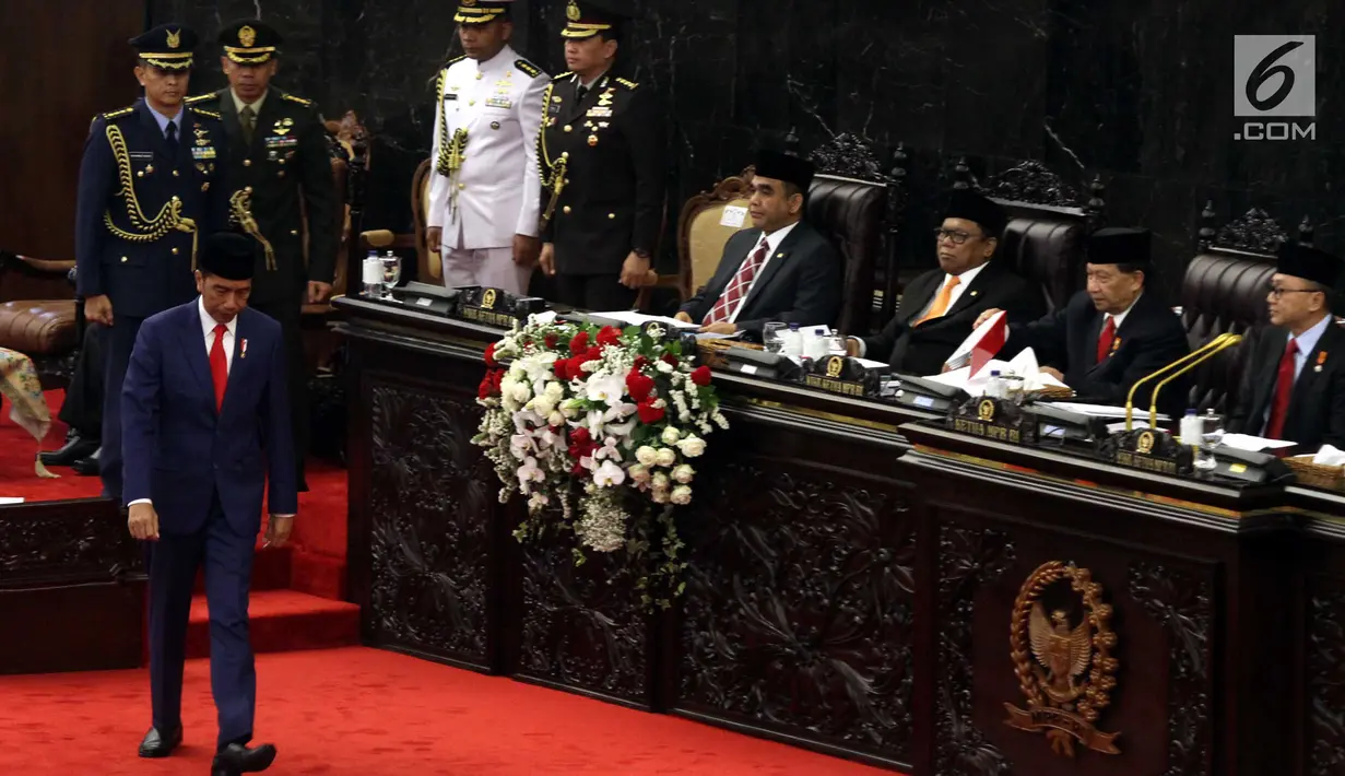 Presiden Joko Widodo (Jokowi) menuju mimbar untuk menyampaikan Pidato Kenegaraan pada Sidang Tahunan MPR 2018 di Gedung Nusantara, Senayan, Jakarta, Kamis (16/8). Rangkaian sidang tahunan tersebut terdiri dari tiga agenda. (Liputan6.com/Johan Tallo)