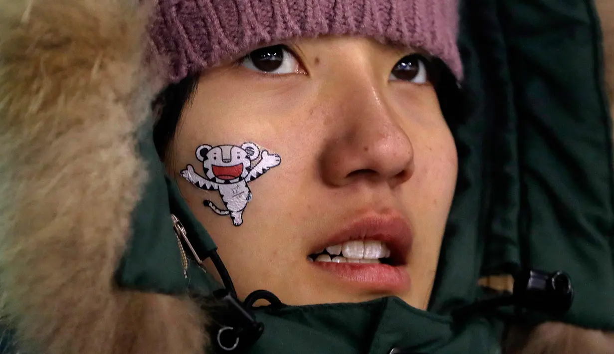 Ekspresi fans wanita Korea Selatan saat menunggu pertandingan men's moguls di Phoenix Snow Park di Olimpiade Musim Dingin 2018 di Pyeongchang, Korea Selatan, (12/2). (AP Photo / Kin Cheung)