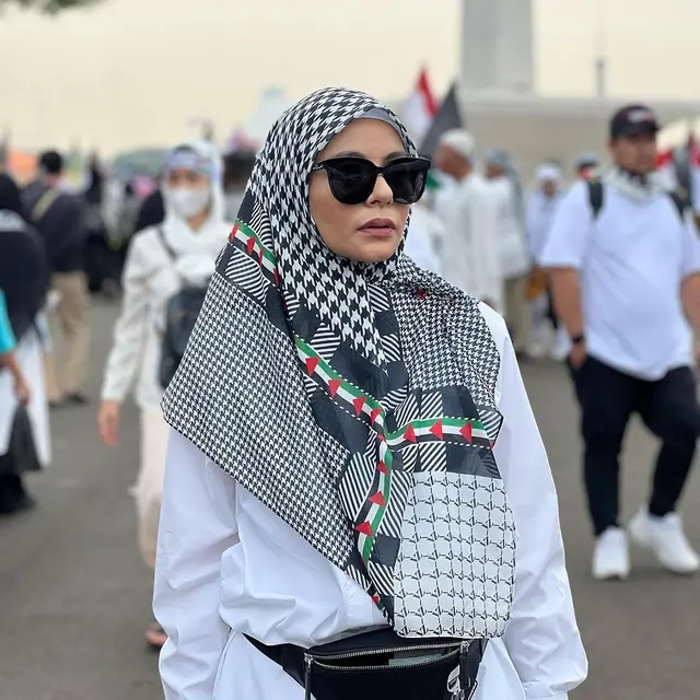 Potret 6 Artis Pakai Jilbab Motif Bendera Palestina, Mendukung dengan Berbagai Cara
