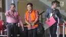 Hakim Pengadilan Negeri Semarang, Lasito (rompi oranye) menuju mobil tahanan usai diperiksa di gedung KPK, Jakarta, Selasa (26/3). Lasito ditahan usai menjalani pemeriksaan sebagai tersangka dugaan suap putusan praperadilan Bupati Jepara Ahmad Marzuqi. (merdeka.com/Dwi Narwoko)