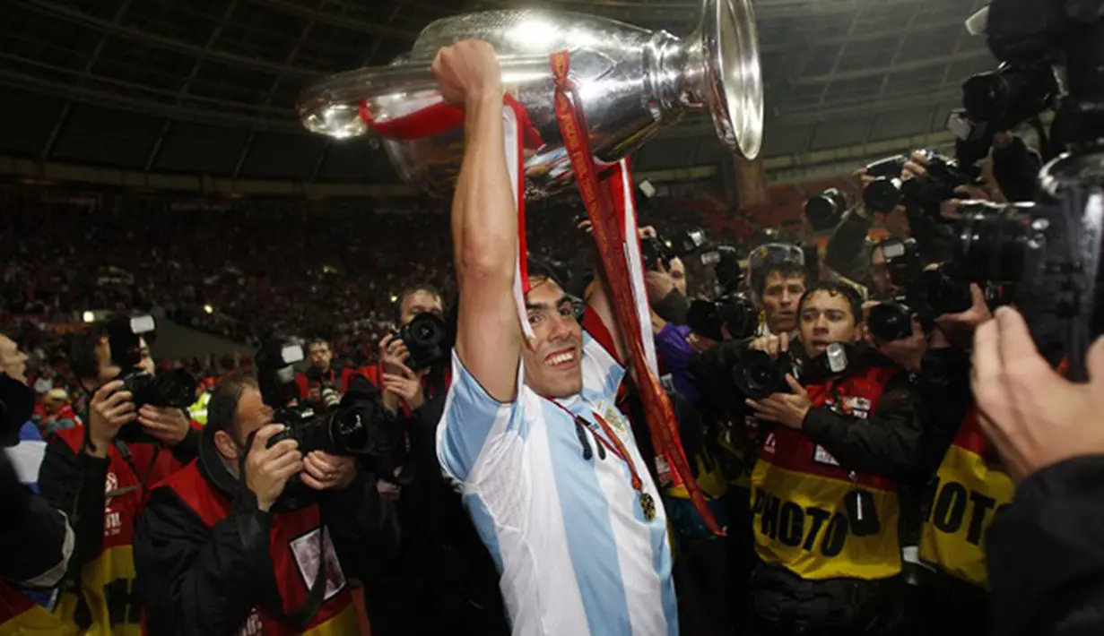 Selebrasi Carlos Tevez striker Manchester United usai menjadi juara Liga Champions tahun 2008 dengan mengalahkan Chelsea di Stadion Luzhniki, Ukraina. (AFP/Adrian Dennis)
