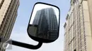 Kondisi Gedung Neo Soho yang hangus pasca kebakaran di Tanjung Duren, Jakarta, Kamis (10/11). Kebakaran Gedung yang masih dalam tahap pembangunan itu terjadi Rabu (9/11) sekitar pukul 20.30. (Liputan6.com/Gempur M. Surya)