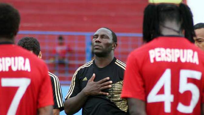 Pelatih Persipura Jayapura, Jackson F. Tiago (tengah) berdoa jelang laga menghadapi Persema Malang di Stadion Gajayana, Malang, Jawa Timur, Jumat (4/12). Foto ANTARA/Ari Bowo Sucipto.