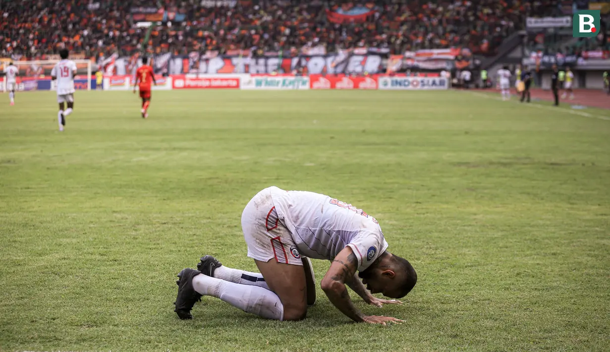 <p>Selebrasi pemain Arema FC, Gustavo Almeida Dos Santos, setelah mencetak gol ke gawang Persija Jakarta dalam pertandingan pekan kesembilan BRI Liga 1 2023/2024 yang berlangsung di Stadion Patriot Candra Bhaga, Bekasi, Minggu (20/9/2023). (Bola.com/Bagaskara Lazuardi)</p>