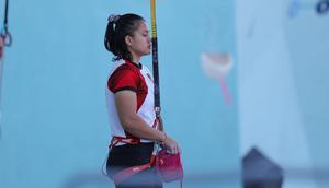 Atlet panjat tebing Indonesia, Desak Made Rita Kusuma Dewi bersiap memulai lomba menghadapi wakil Prancis, Capucine Viglione pada babak kualifikasi cabor panjat tebing nomor speed putri Olimpiade Paris 2024 di Le Bourget, Paris, Senin (5/8/2024). (Dok. NOC Indonesia)