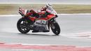 Pebalap Ducati, Jorge Lorenzo, terjatuh pada balapan MotoGP San Marino di Sirkuit Misano, Minggu (11/9/2017). Pebalap asal Spanyol itu hanya mampu melahap tujuh lap sebelum terjatuh di tikungan keenam. (AP/Antonio Calanni)