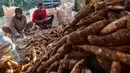 Pekerja mengolah singkong di sentra pengolahan bahan baku makanan ringan di Ciampea, Kabupaten Bogor, Jawa Barat, Minggu (26/7/2026).  (KLY/ Arie Basuki)