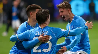 Penyerang Napoli, Alessio Zerbin (23) merayakan golnya bersama timnya selama pertandingan sepak bola semi final Piala Super Italia melawan Fiorentina di Stadion Al-Awwal Park di Riyadh, pada 18 Januari 2024. (Fayez NURELDINE/AFP)