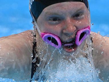 Perenang putri Amerika Serikat Lydia Jacoby mengalami peristiwa nahas ketika melakoni nomor renang estafet 4x100m. Kacamata renangnya jatuh ke mulut saat memasuki kolam. Selama perlombaan, Jacoby tidak menggunakan kacamata. (Foto: AFP/Oli Scarff)