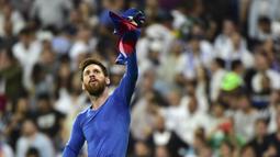 Lionel Messi melakukan selebrasi emosional usai mencetak gol yang memastikan kemenangan Barcelona atas Real Madrid. (AFP/Gerard Julien)