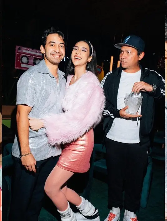 Sang tuan rumah, Anya pun didampingi sang kekasih Nadif Zahiruddin yang mengenakan atasan bling-bling silver dipadukan celana hitam. [@gadiiing]