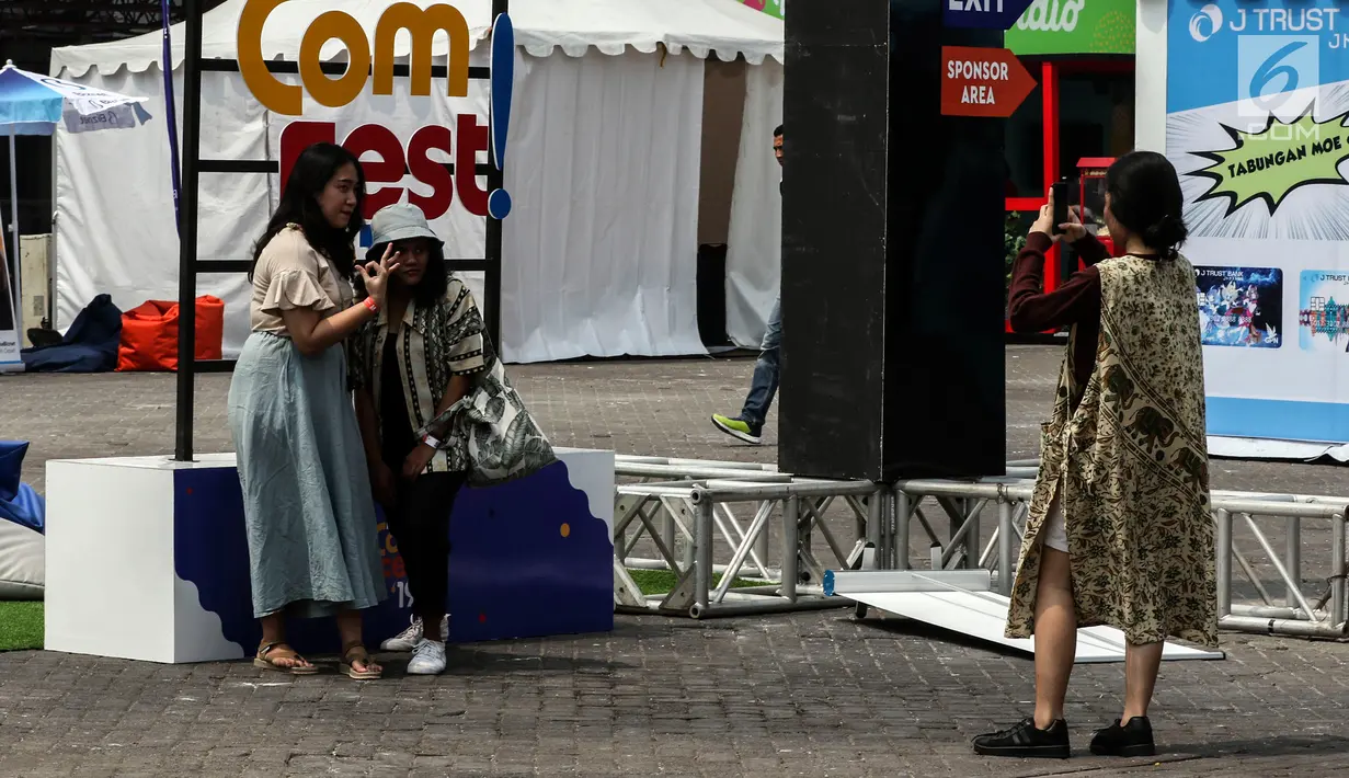 Pengunjung berswafoto di arena Jakarta Internasional Comedy Festival (JICOMFEST) 2019 hari pertama, JIExpo, Kemayoran, Jakarta, Sabtu (3/8/2019). JICOMFEST 2019 menampilkan komedian dengan berbagai kategori. (Liputan6.com/JohanTallo)