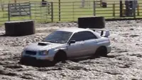 Bak mobil off road, Subaru WRX ini terlihat cukup mudah menaklukkan kubangan lumpur yang cukup dalam.