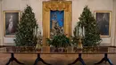 Dekorasi Natal di Ruang timur Gedung Putih, Washington DC, Senin (27/11). First Lady Melania Trump mendekorasi perayaan Natal dengan tema 'Time-Honored Traditions' yang mencerminkan tradisi liburan 200 tahun di Gedung Putih. (AP Photo/Carolyn Kaster)