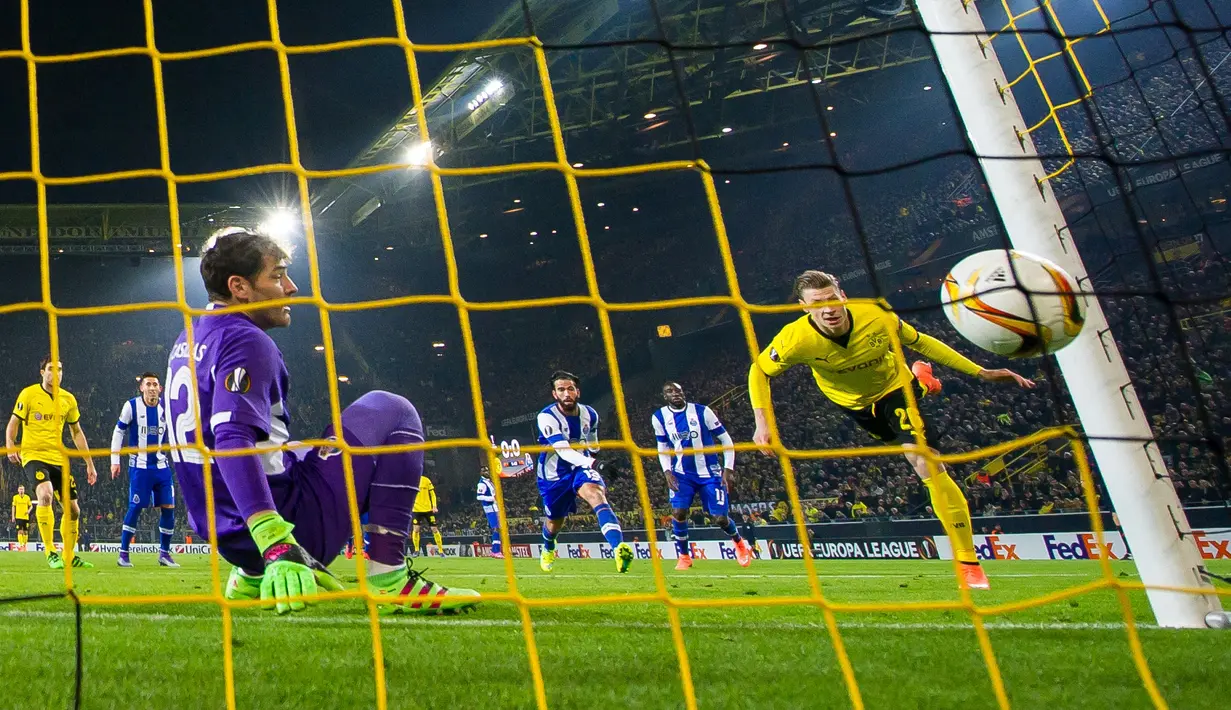 Pemain Borussia Dortmund, Lukasz Piszczek, saat mencetak gol pertama ke gawang Porto dalam laga leg pertama 32 besar Liga Europa di Stadion Signal Iduna Park, Dortmund, Jumat (19/2/2016) dini hari WIB, (AFP/DPA/Guido Kirchner)