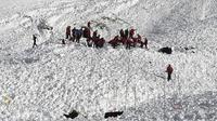 Tim penyelamat mencari korban longsor salju di pegunungan Alpen tepatnya di Gunung Jochgrubenkopf. (AP)