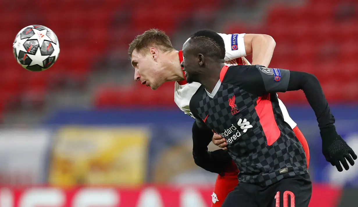Pemain RB Leipzig Willi Orban (kiri) memperebutkan bola dengan pemain Liverpool Sadio Mane pada leg pertama babak 16 besar Liga Champions di Stadion Ferenc Puskas, Budapest, Hungaria, Selasa (16/2/2021). Liverpool menang 2-0. (AP Photo/Laszlo Balogh)