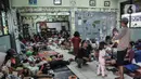 Aktivitas korban kebakaran saat mengungsi di SDN 09 Kebon Kosong, Kemayoran, Jakarta, Selasa (31/8/2021). Sebanyak 250 warga masih mengungsi di gedung sekolah pasca kebakaran menghanguskan puluhan rumah semipermanen di RT 14/RW 05 pada Minggu (29/8) kemarin. (merdeka.com/Iqbal S. Nugroho)