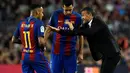 Pelatih Barcelona, Luis Enrique, memberi instruksi kepada Neymar dan Sergio Busquets saat melawan Malaga dalam lanjutan La Liga di Camp Nou, Barcelona, Sabtu (19/11/2016). (AFP/Lluis Gene)