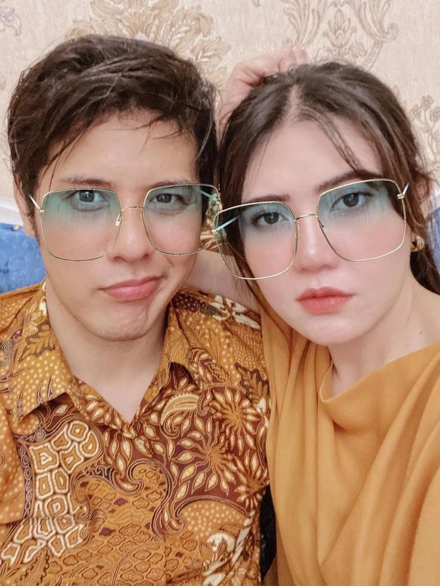 7 Gaya Via Vallen Tampil Kompak dengan Kekasih Ini Didoakan Segera Menikah