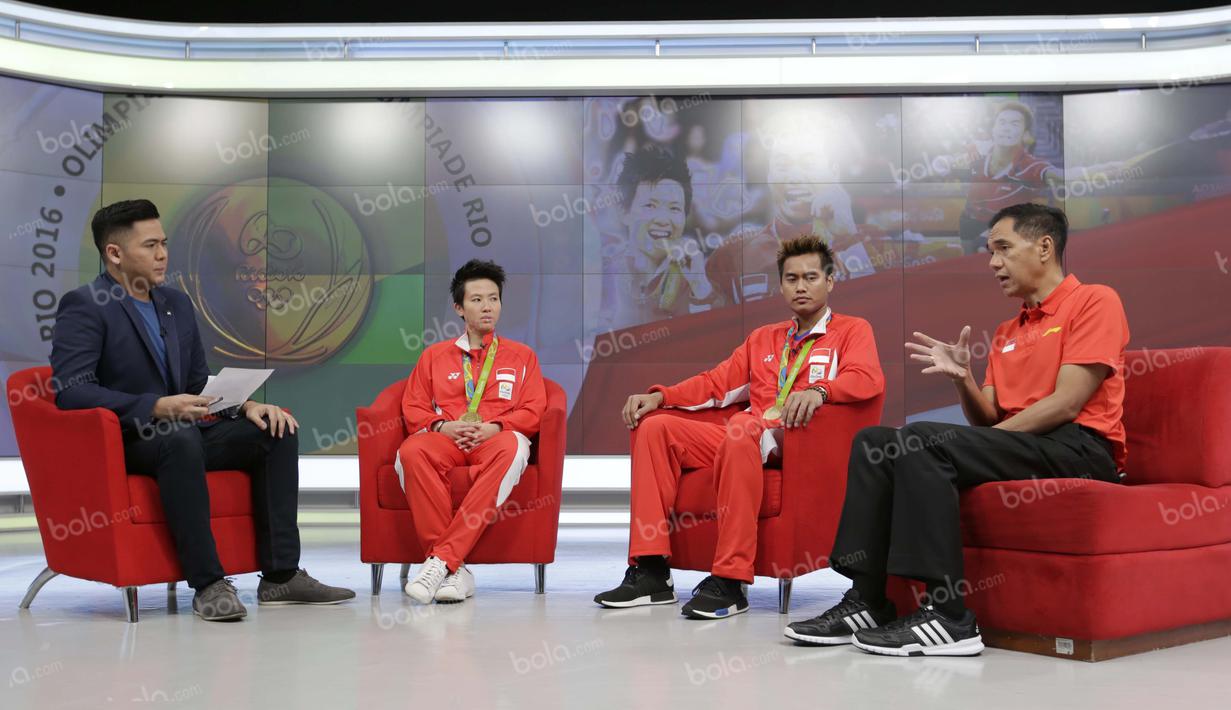 Peraih medali emas bulutangkis Olimpiade Rio 2016, Liliyana Natsir dan Tontowi Ahmad, serta Ketua Umum PBSI, Gita Wirjawan (kanan), saat hadir dalam acara Liputan 6 SCTV di Studio SCTV, SCTV Tower, Jakarta, Kamis (25/8/2016). (Bola.com/Arief Bagus)