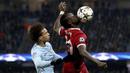Striker Liverpool, Sadio Mane, duel udara dengan gelandang Manchester City, Leroy Sane, pada laga leg kedua perempat final Liga Champions di Stadion Etihad, Rabu (11/4/2018). Manchester City takluk 1-2 dari Liverpool. (AP/Tim Goode)