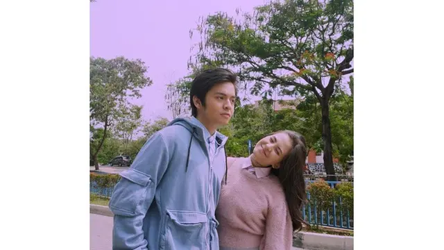 Main Film Bareng Lagi, Ini 7 Momen Kompak Angga Yunanda dan Adhisty Zara