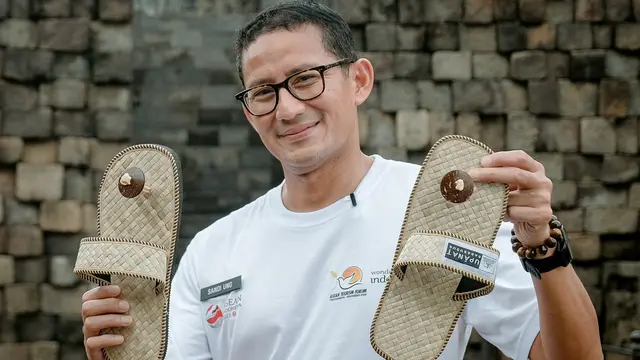 Sandiaga Uno Membawa Upanat di Candi Borobudur