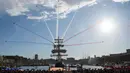 Kedatangan kapal barque Belem bertiang tiga dari abad ke-19 Prancis yang membawa api Olimpiade mendapat sambutan meriah. (Nicolas TUCAT/AFP)