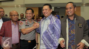 Calon tunggal Kapolri Komjen (Pol) Tito Karnavian (kedua kiri) foto bersama Ketua Komisi III Bambang Soesatyo (kedua kanan) usai mengikuti Uji Kelayakan dan Kepatutan Calon Kapolri oleh Komisi III DPR, Jakarta, Kamis (23/6). (Liputan6.com/Johan Tallo)