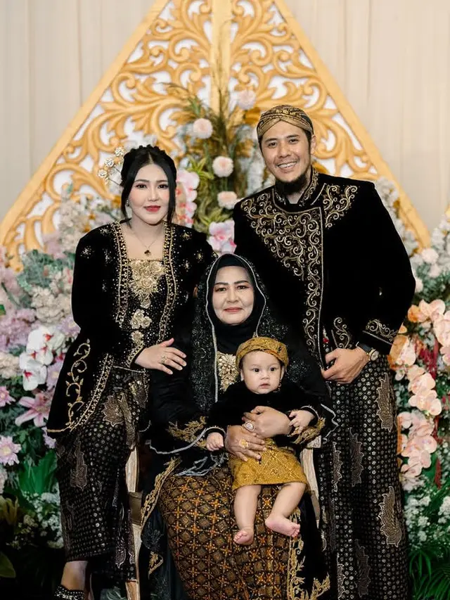 Pesona Via Vallen saat Tedak Siten Adat Jawa Putranya di Usia 7 Bulan. [@viavallen]