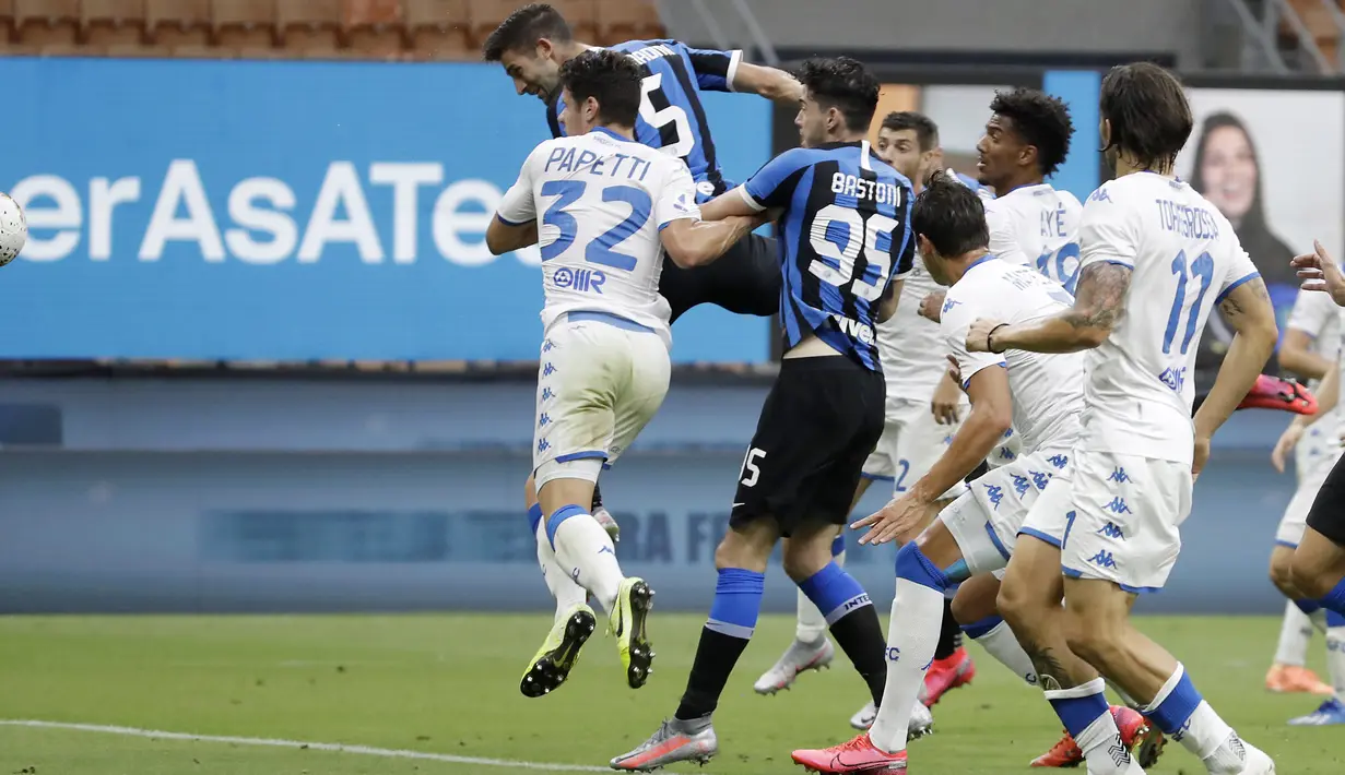 Pemain Inter Milan Roberto Gagliardini (kiri atas) mencetak gol ke gawang Brescia pada pertandingan Serie A di Stadion San Siro, Milan, Italia, Rabu (1/7/2020). Inter Milan menaklukkan Brescia dengan skor 6-0. (AP Photo/Luca Bruno)