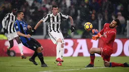 Pemain Juventus, Mario Mandzukic mencoba mencetak gol ke gawang Atalanta pada laga leg kedua semifinal Coppa Italia di Allianz Stadium, Rabu (28/2). Juventus berhasil memastikan diri lolos ke final setelah mengalahkan Atalanta 1-0. (MARCO BERTORELLO/AFP)