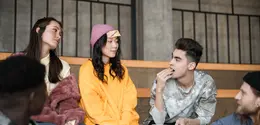 Fenomena social climber menggambarkan upaya seseorang meningkatkan posisi sosial melalui lingkungan pergaulan, relasi, dan akses terhadap jaringan yang dianggap lebih bergengsi. (Foto/Dok: Pexels)