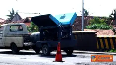 Citizen6, Pantura: Jalan Pantura, Indramayu yang biasa dilalui truk untuk menyebrang yang semula berlubang sudah mulai diperbaiki. (Pengirim: Tresna)